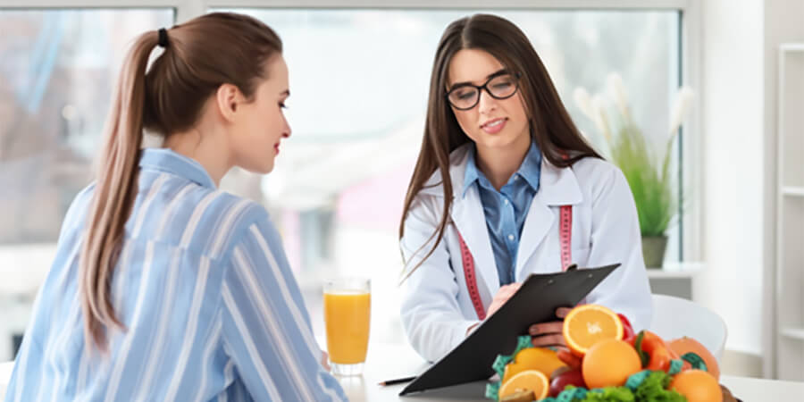 Dietitian talking to a client.